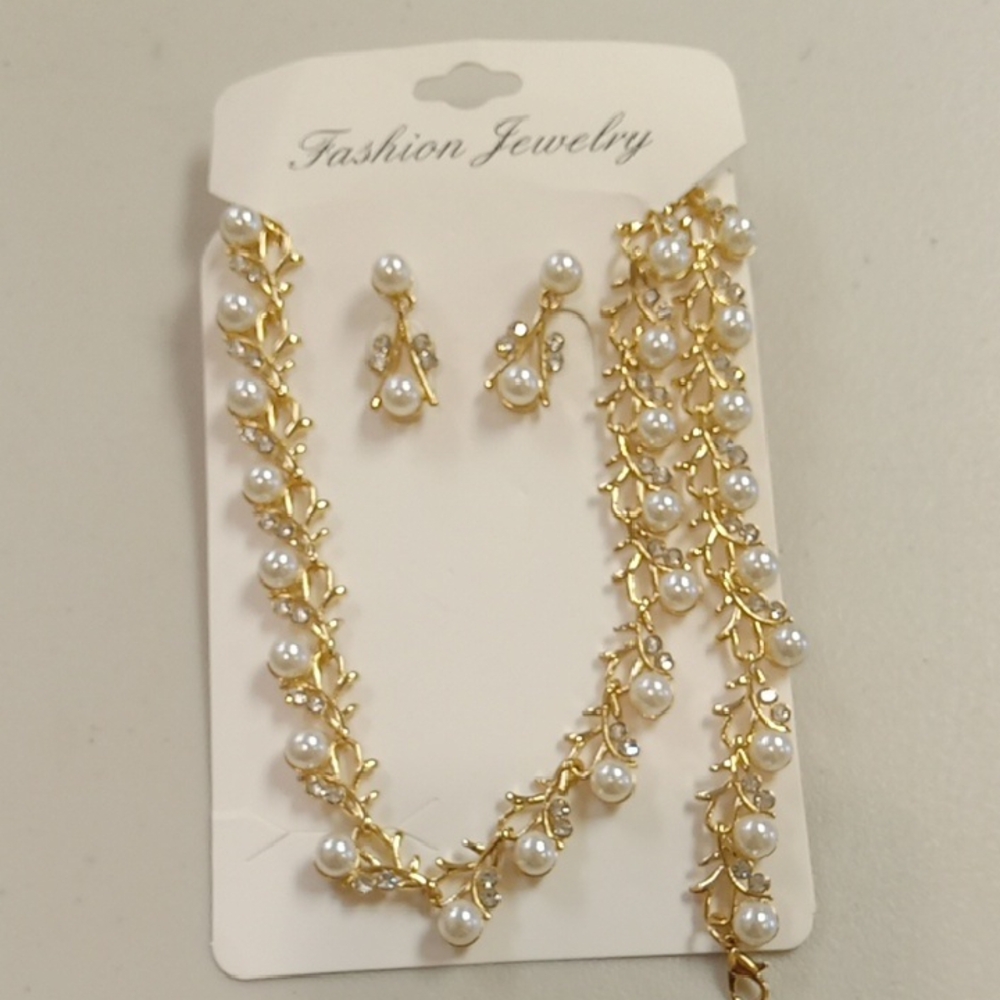 New Elegant Gold and White Pearl Jewelry Set